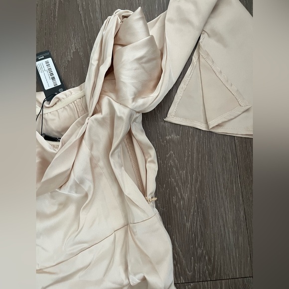 PrettyLittleThing Champagne satin pleat detail Berteau flared sleeve shift dress - Picture 8 of 11